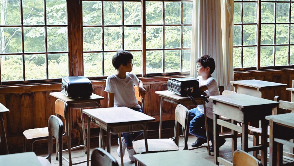 2人の男子小学生と放課後の教室